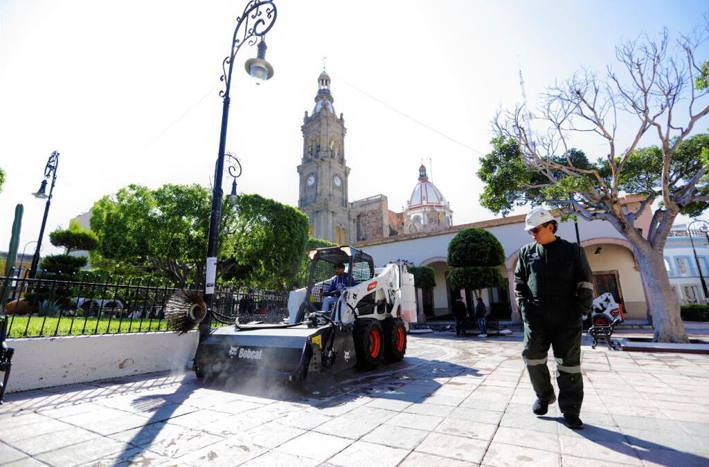 Servicios Públicos Municipales realiza trabajos de limpieza a profundidad en plazas y jardines de Salamanca.