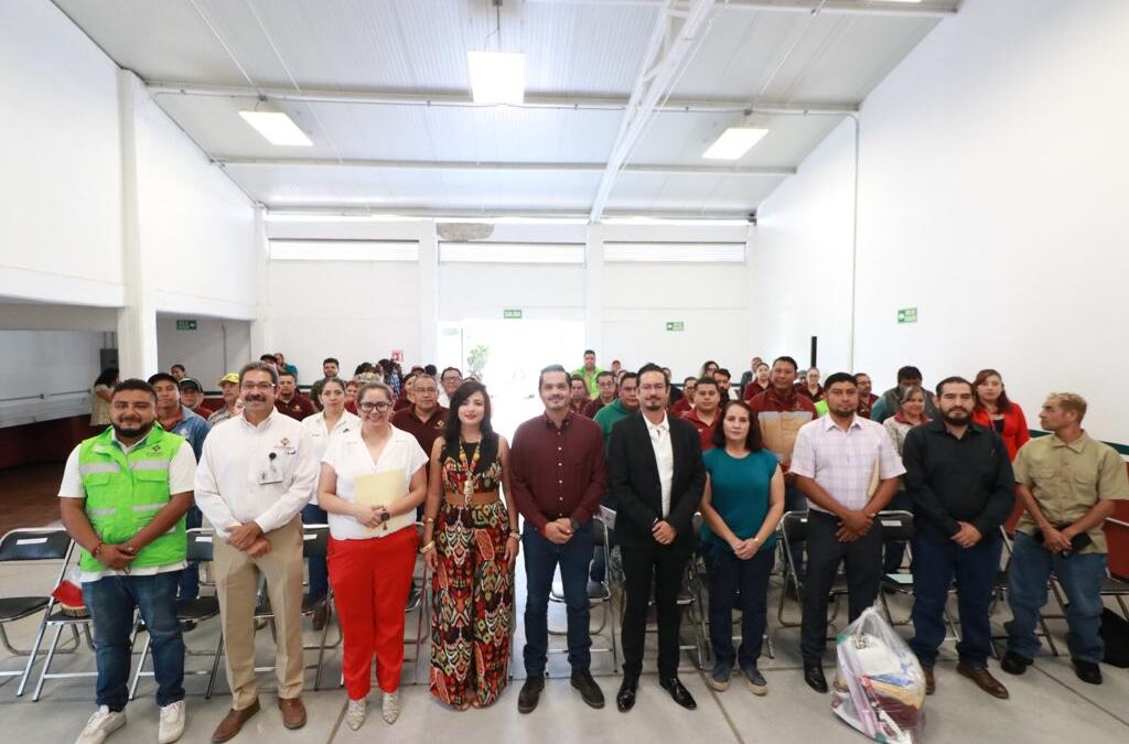 Entrega César Prieto uniformes a trabajadores de Servicios Públicos de Salamanca y Rastro Municipal